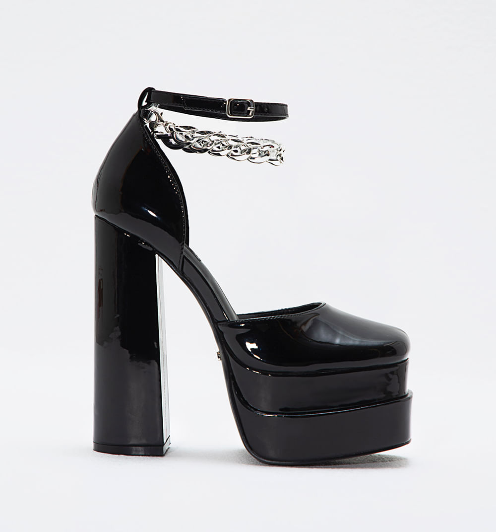 Zapato cerrado con doble plataforma y pulsera de cadena.