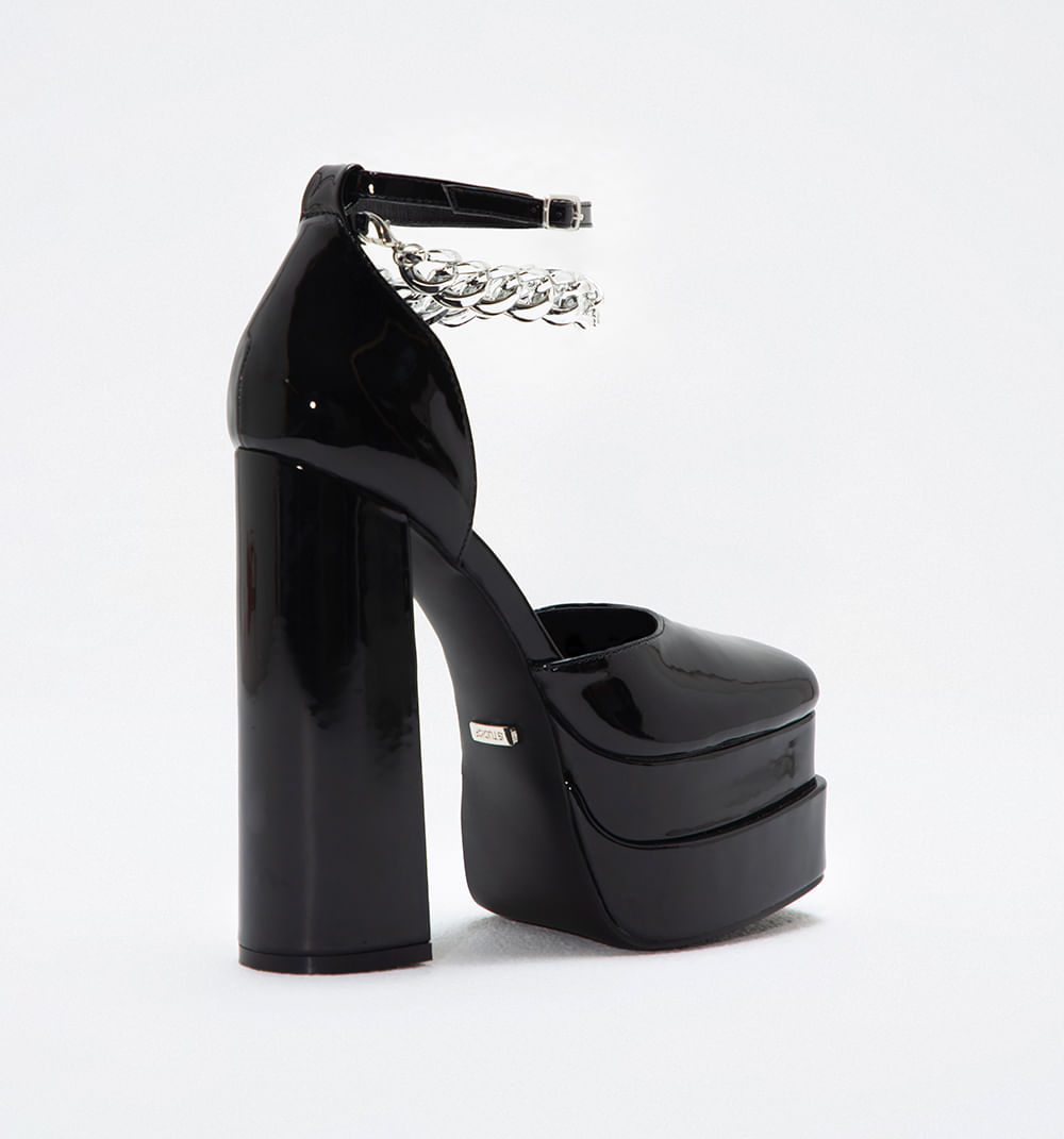 Zapato cerrado con doble plataforma y pulsera de cadena.