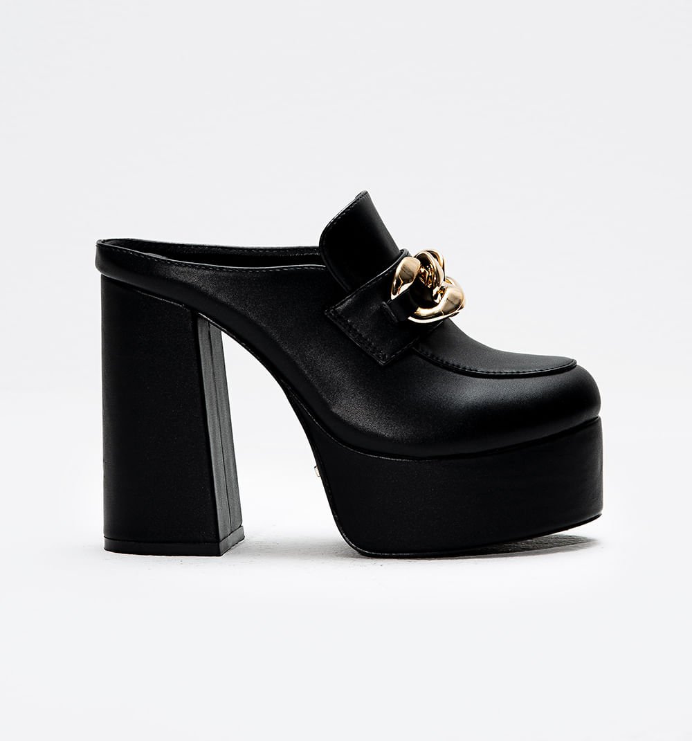 Zapato cerrado con plataforma y maxi cadena en capellado