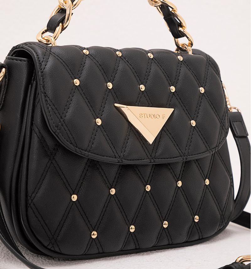 Bolso manos libres acolchado con taches