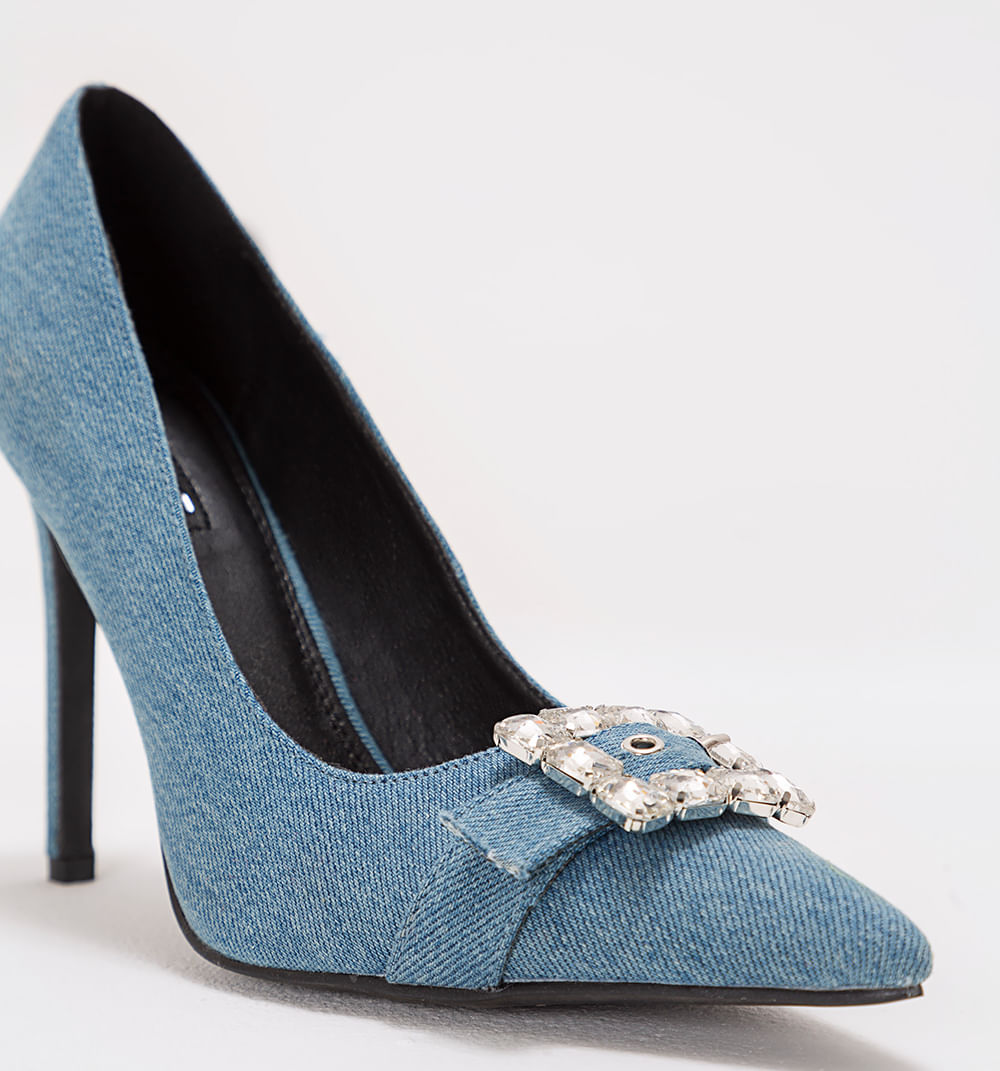 Stiletto en denim con maxi hebilla de cr