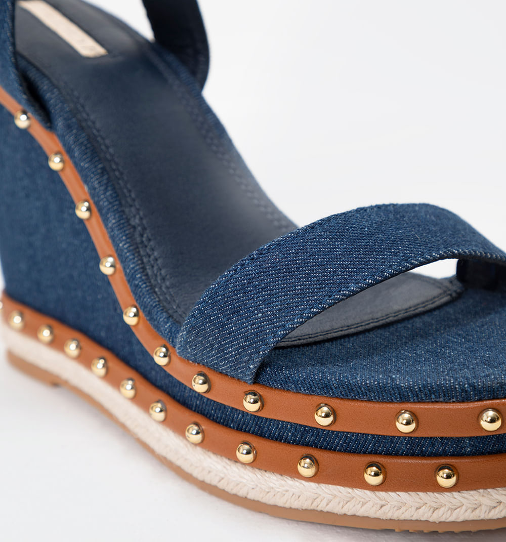 Sandalia plataforma denim con stud