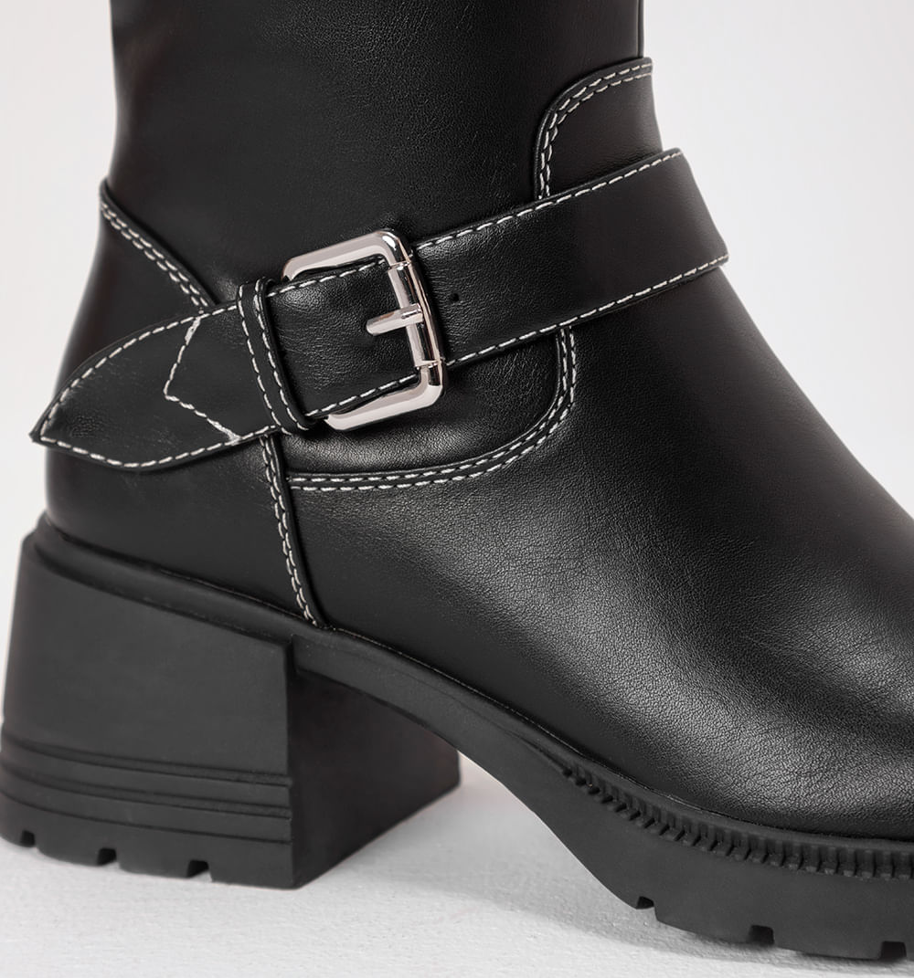 Bota caña alta con costuras y doble hebilla