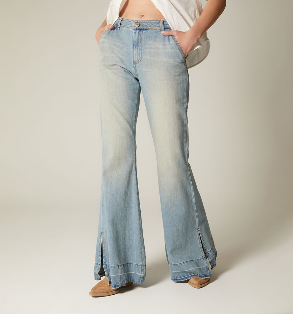 Jean campana tiro medio, con abertura en costado