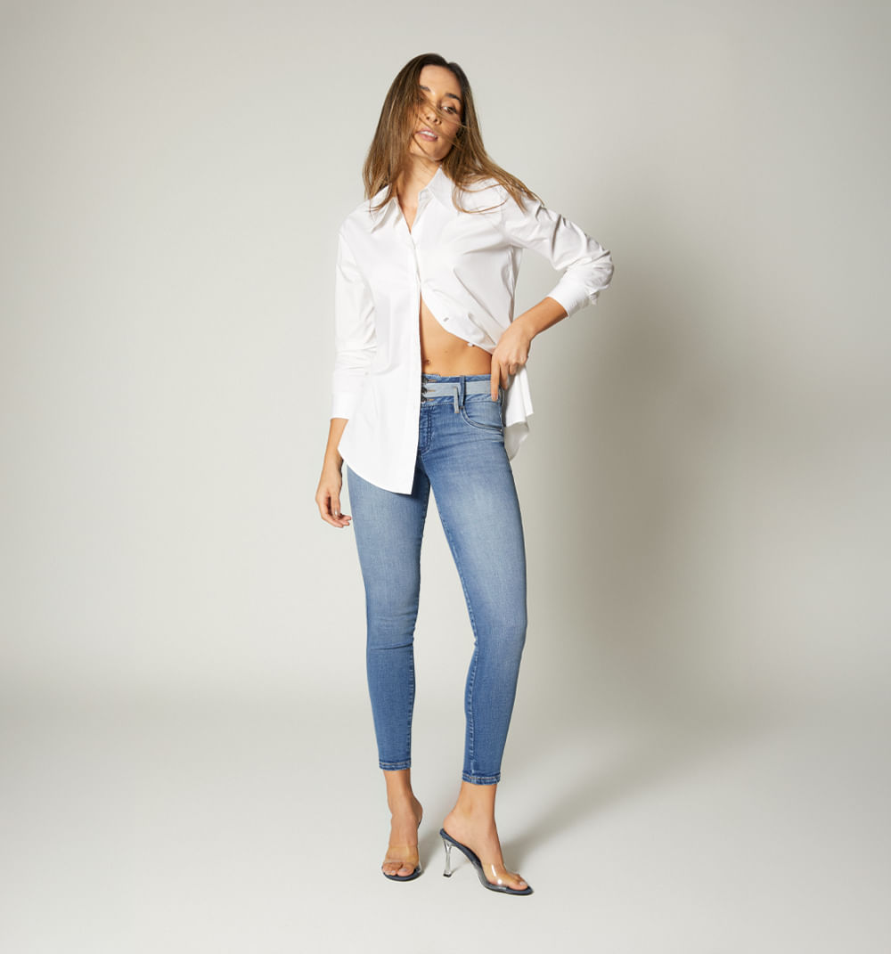 Jean skinny tiro medio, pretina ancha con cortes.