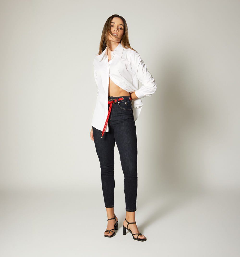 Jean skinny tiro alto, cinco bolsillos, ojaletes y cordon.