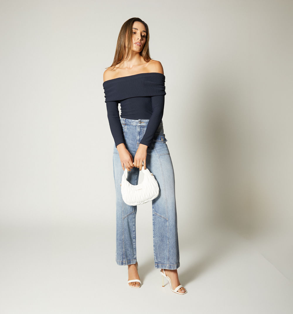 Jean bota recta tiro medio, bolsillos con tapa, cortes