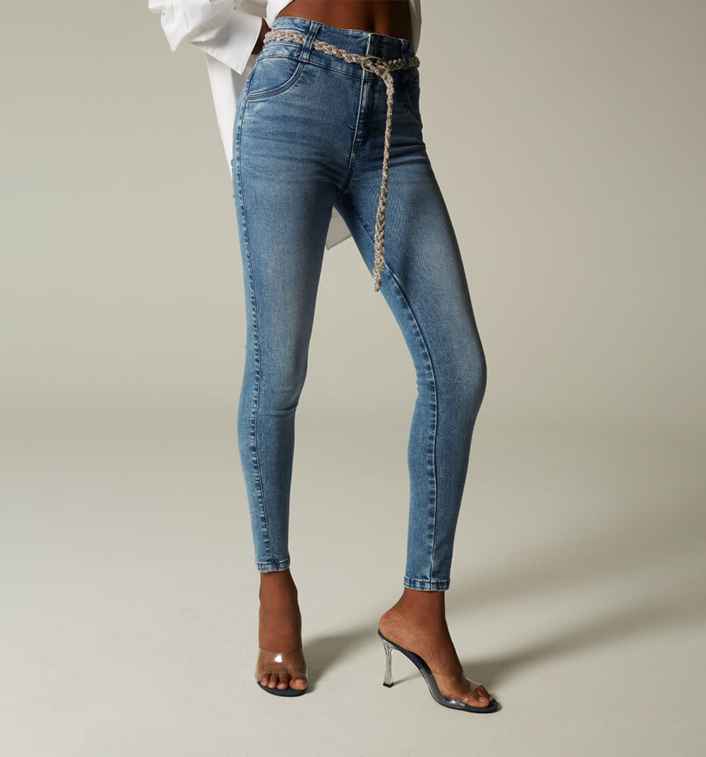 Jean ultraslim, tiro alto, pretina ancha, correa