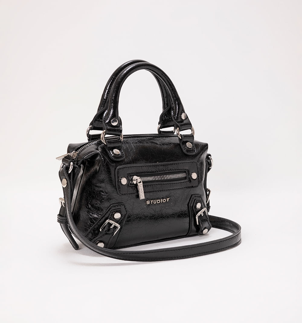 Bolsos manos libres con herrajes y cierre decorativo