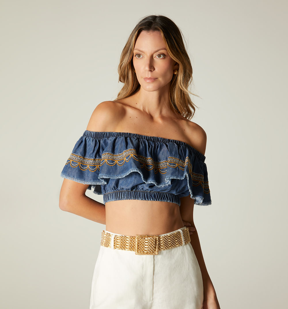 Blusa escote bandeja, tipo campesina, con bordao, acabado rustico