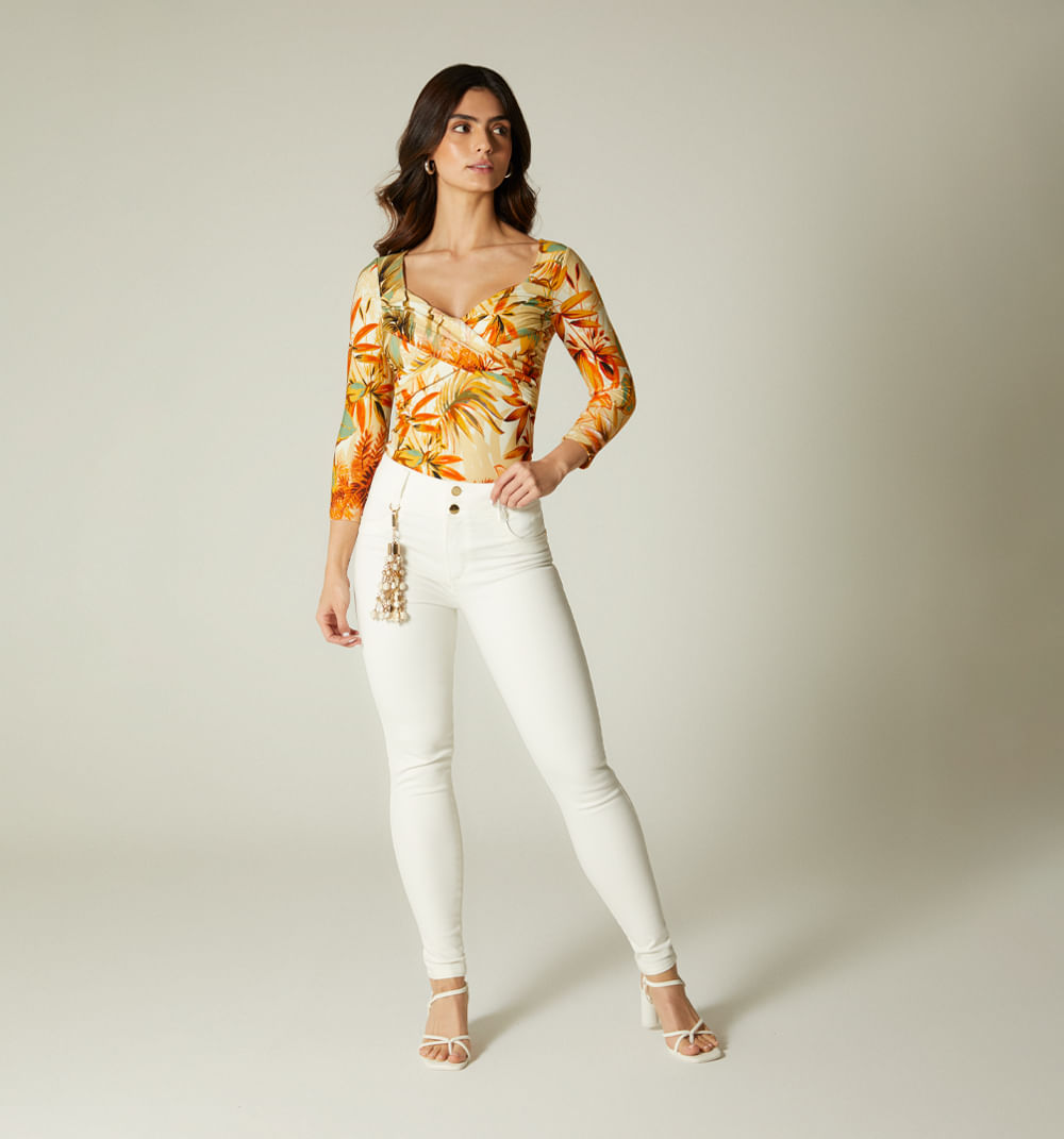 Jean ultraslim tiro alto,cinco bolsillos, con borla