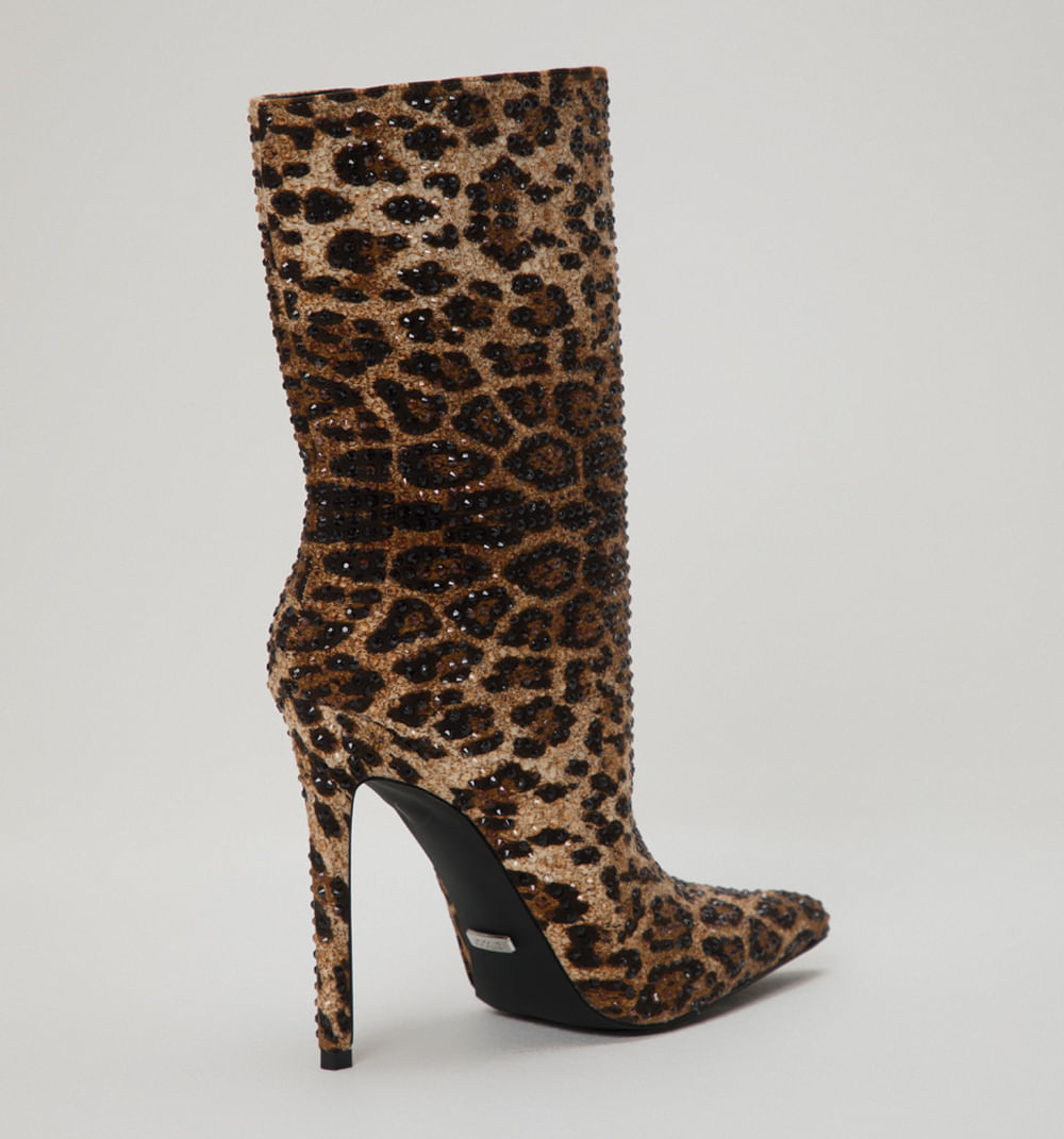 Bota media caña animal print con hotfix
