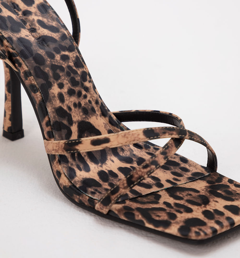 Sandalia tacón animal print
