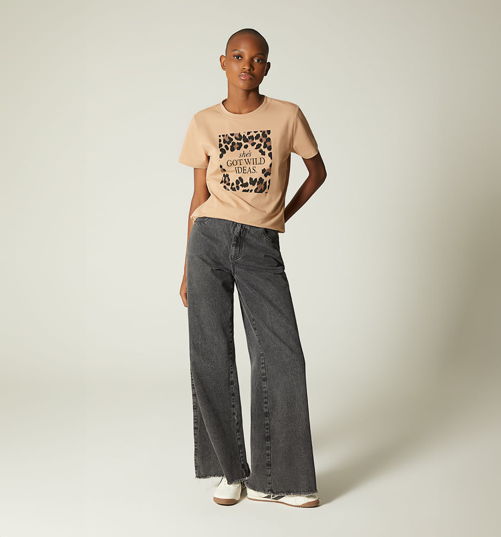 Camiseta con testo animal print