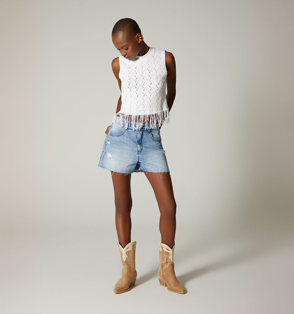 Short, cinco bolsillos, pieza sobrepuesta en costado