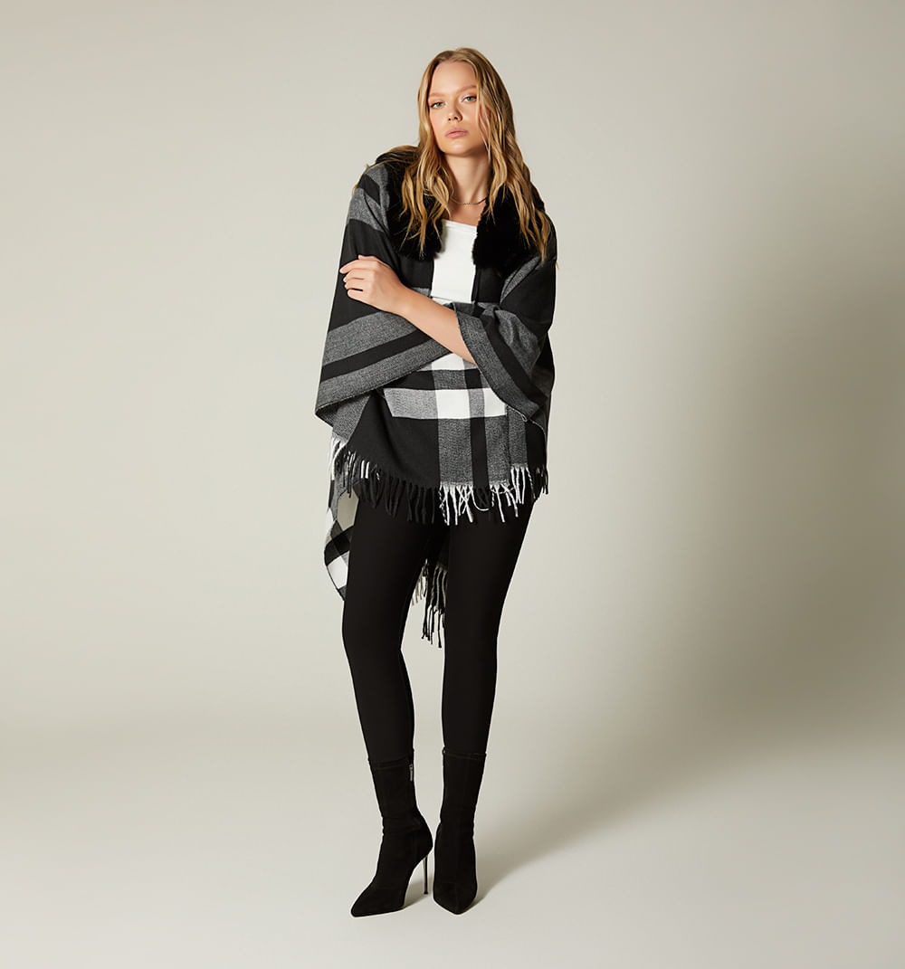 Poncho con cuello en pelo