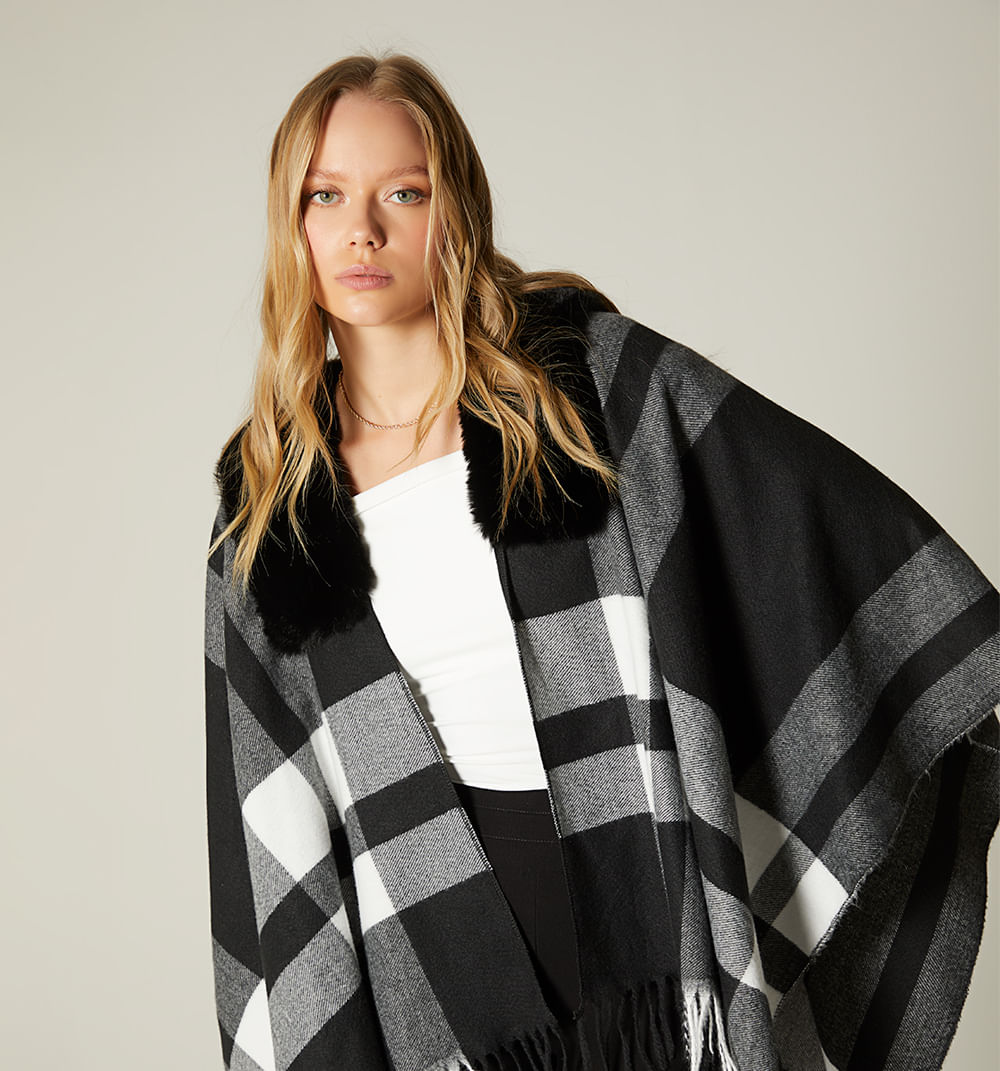 Poncho con cuello en pelo