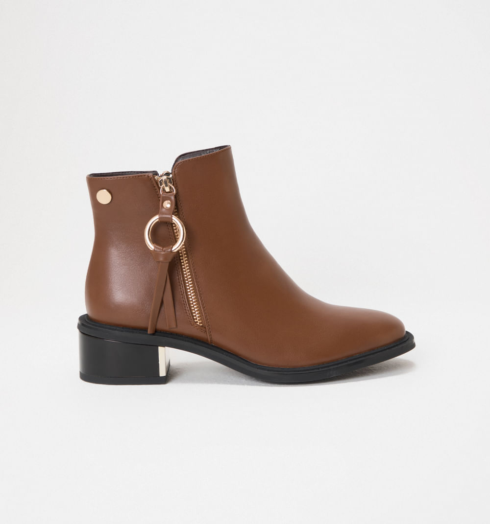 Botin con herraje decorativo