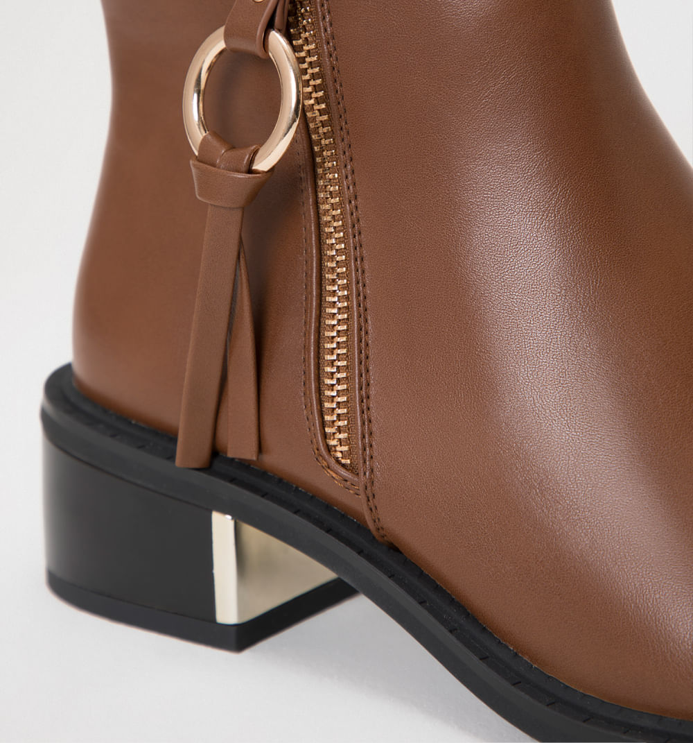 Botin con herraje decorativo