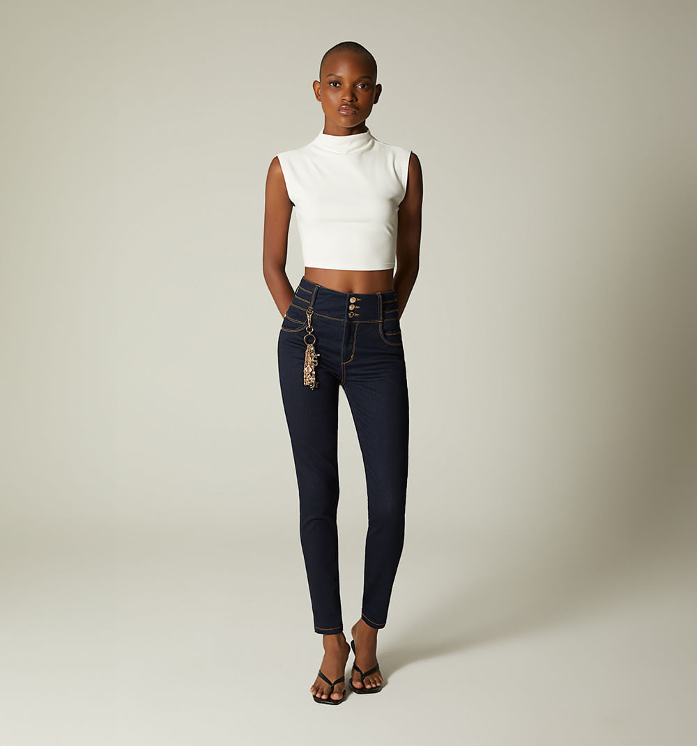 Jean ultr slim, cinco bolsillos, pretina ancha, con cortes y borla