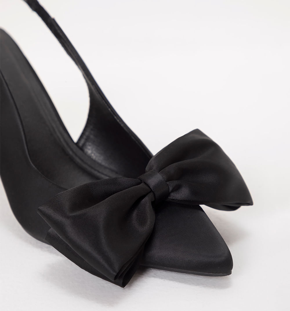 Zapato cerrado con capellada moño