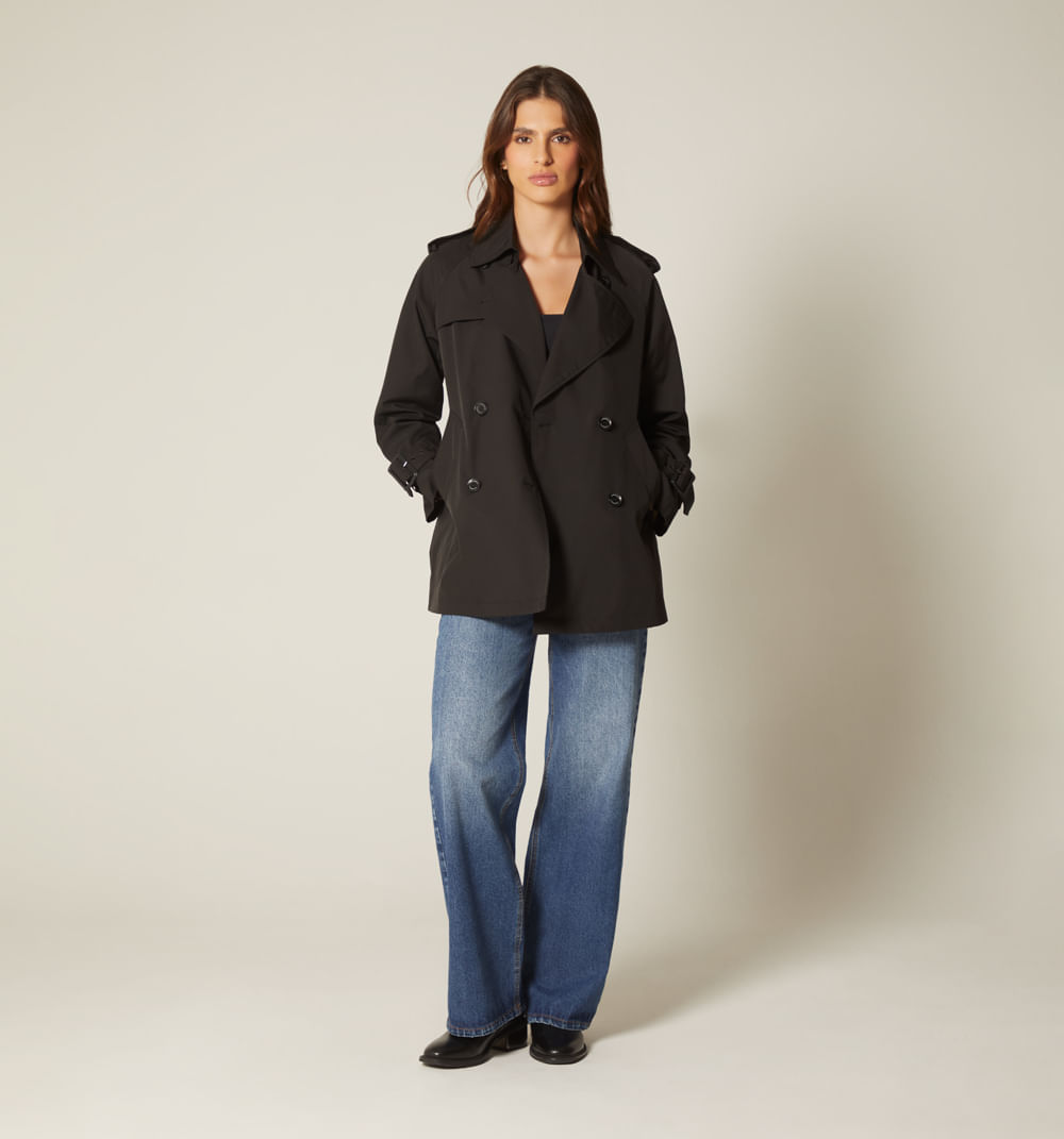 Trench corto con botones dorados