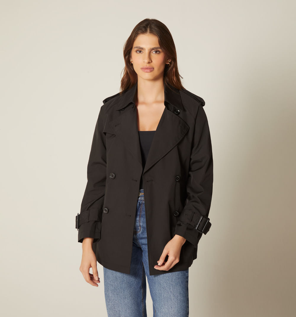 Trench corto con botones dorados