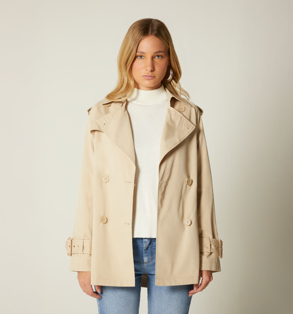Trench corto con botones dorados