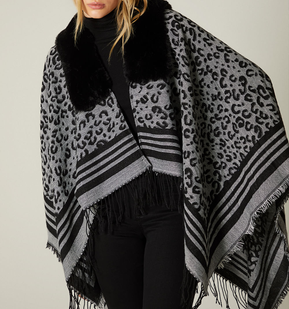 Poncho animal print con pelo