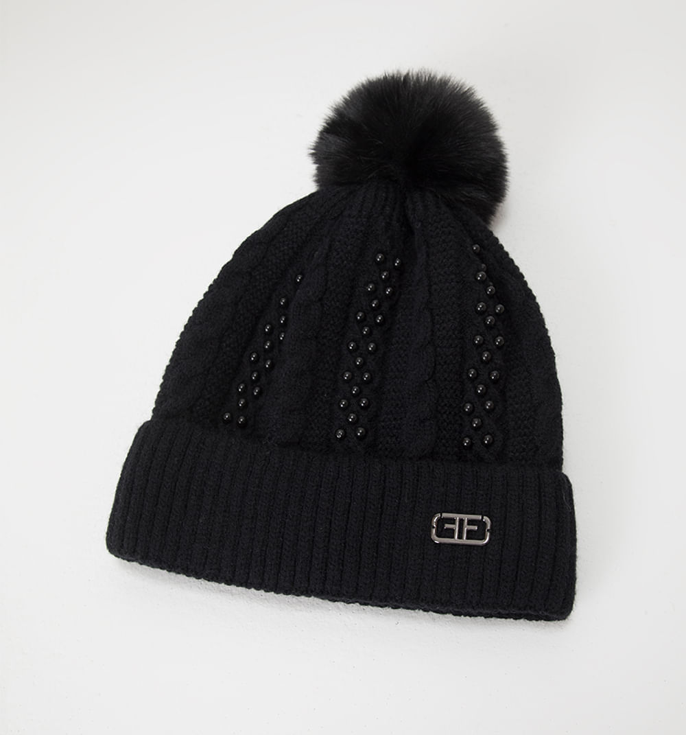 Gorro tejido con pompon y perlas
