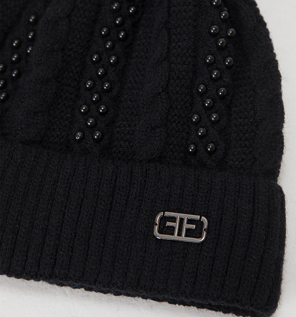 Gorro tejido con pompon y perlas