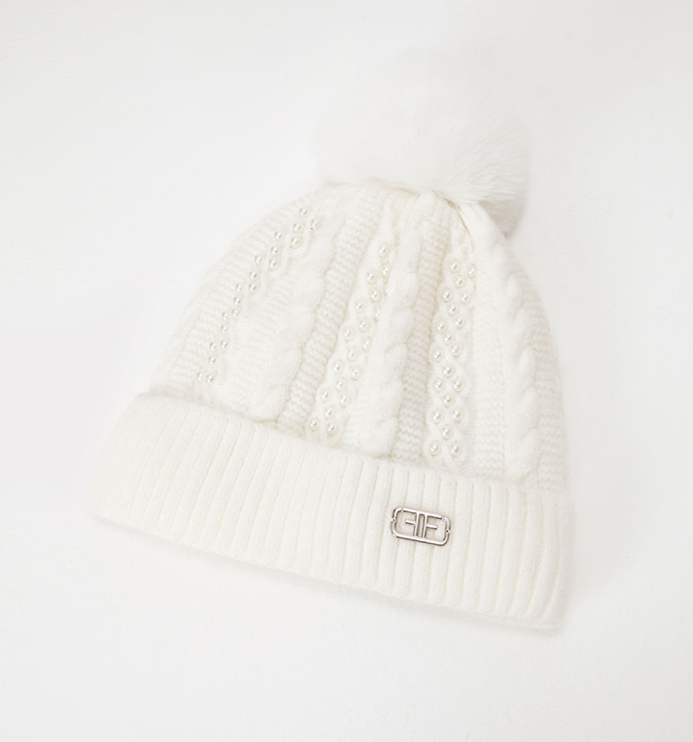 Gorro tejido con pompon y perlas