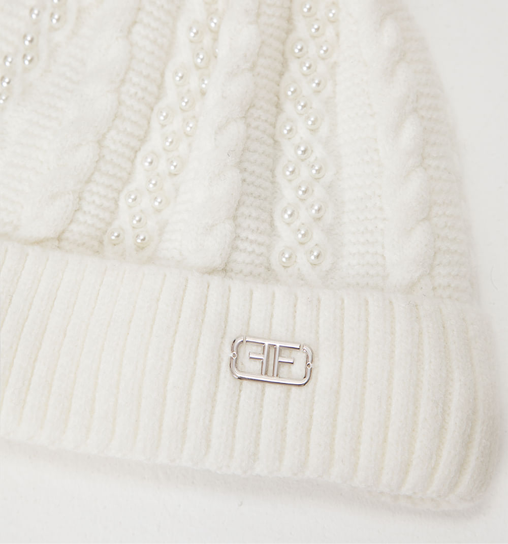 Gorro tejido con pompon y perlas