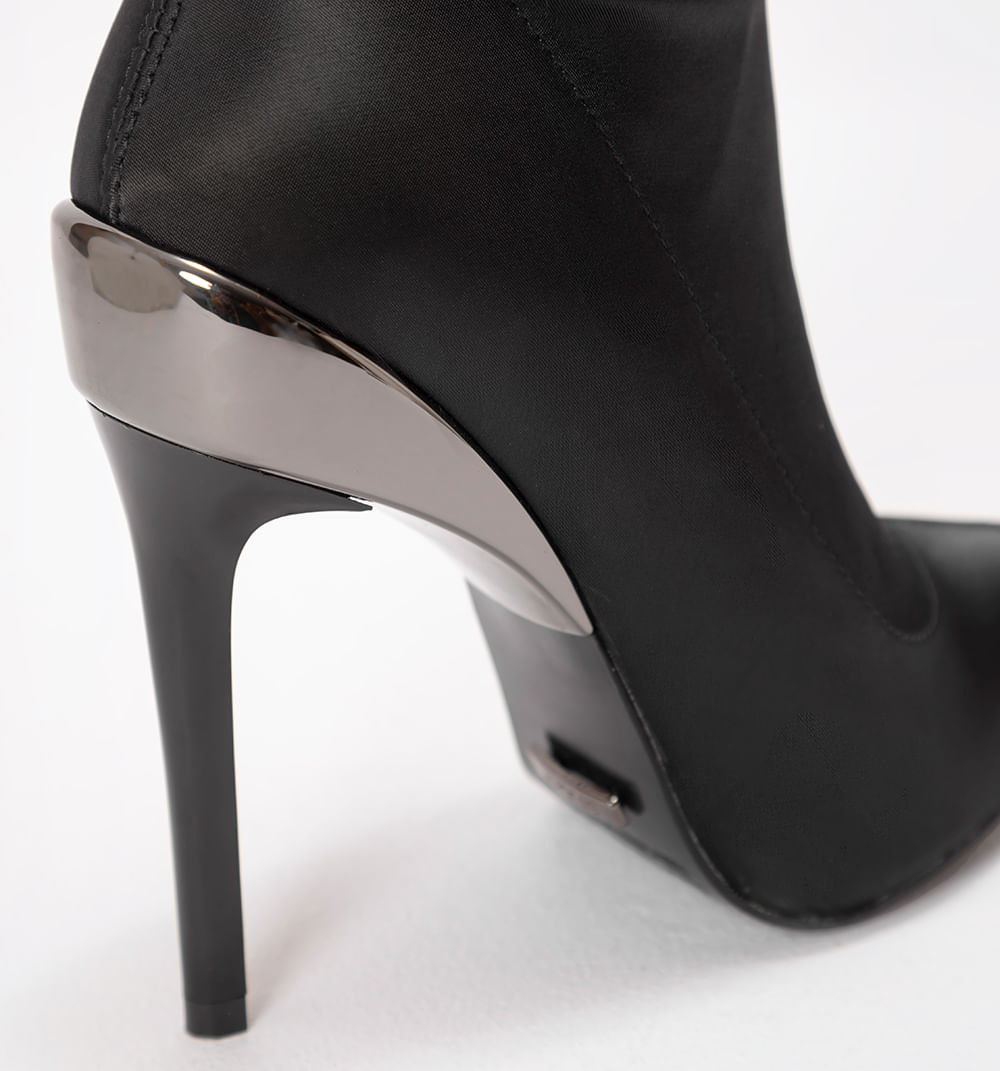 Botin media cana con detalle metalico