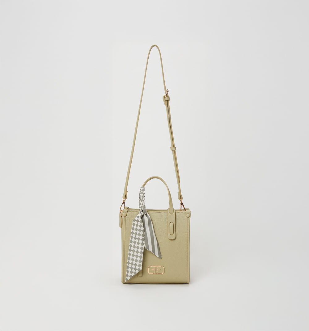 Bolso de mano con pañuelo decorativo