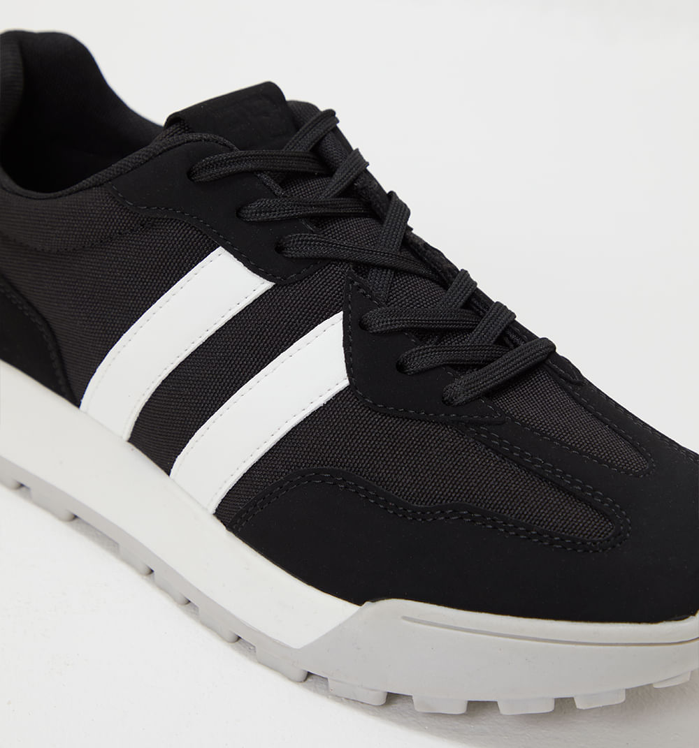 Tenis bicolor con suela dentada