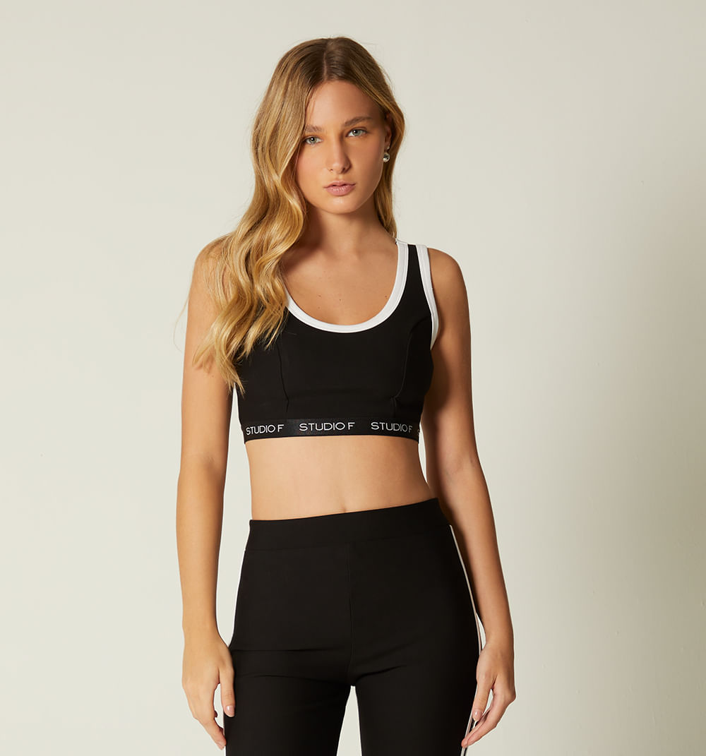 Top deportivo con contraste