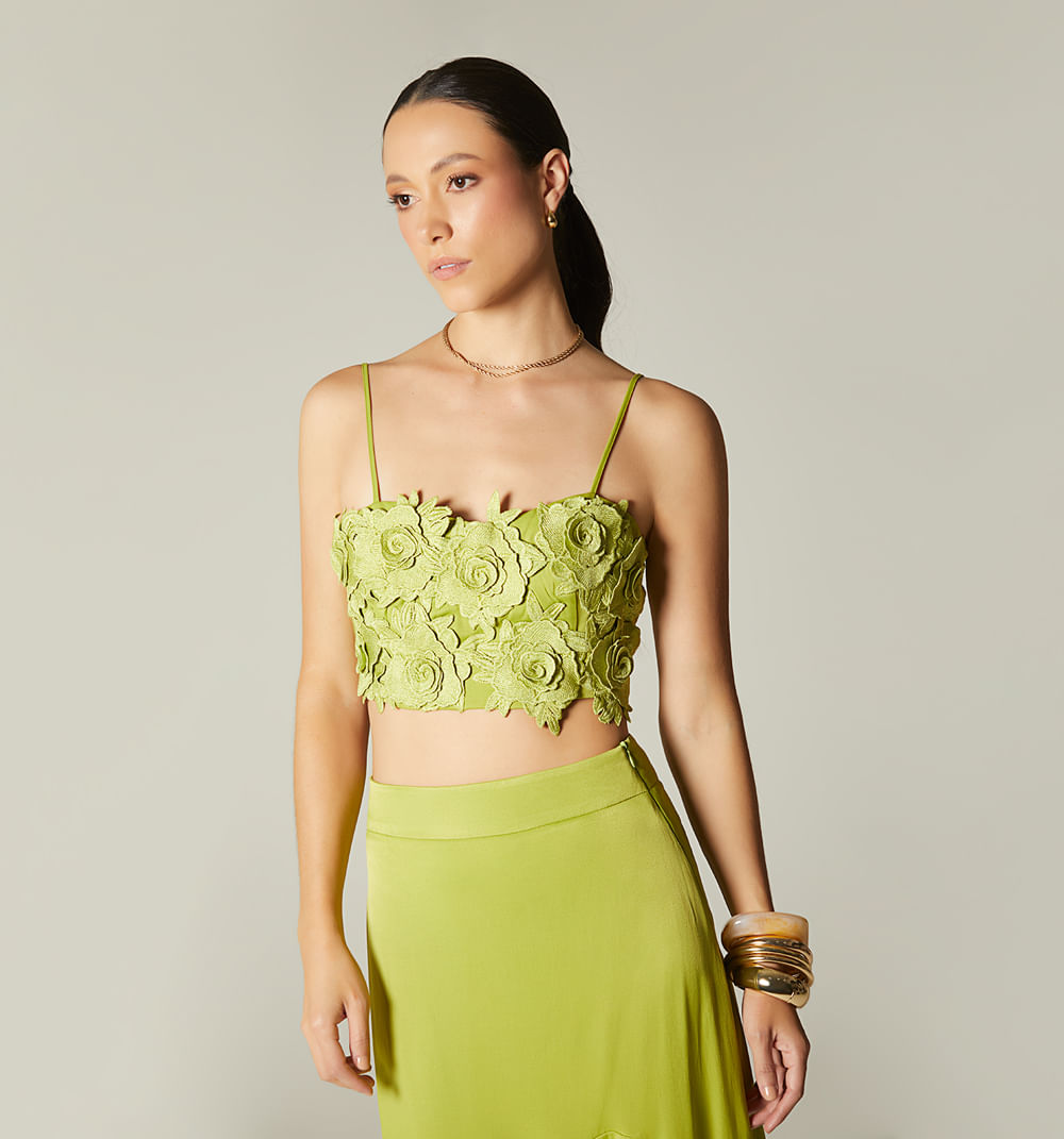 Blusa crop con apliques flores