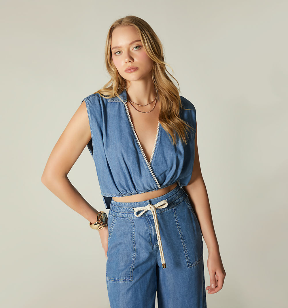 Blusa sisa cruzada con insumo para mujer