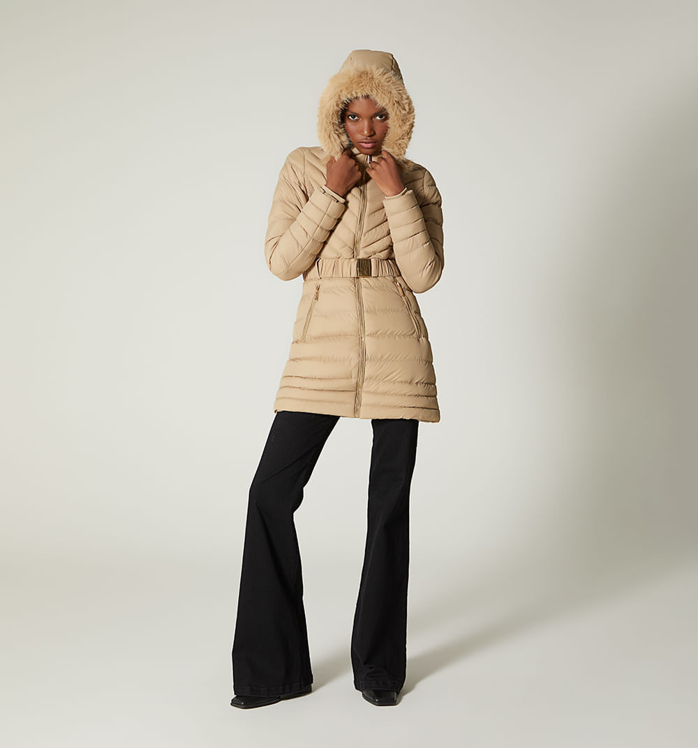 Gabán acolchado con cinturón y hebilla metálica