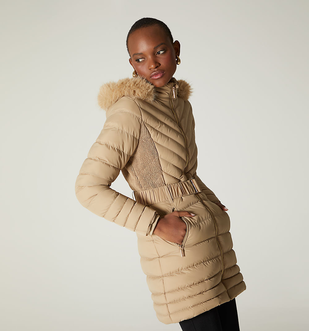 Gabán acolchado con cinturón y hebilla metálica