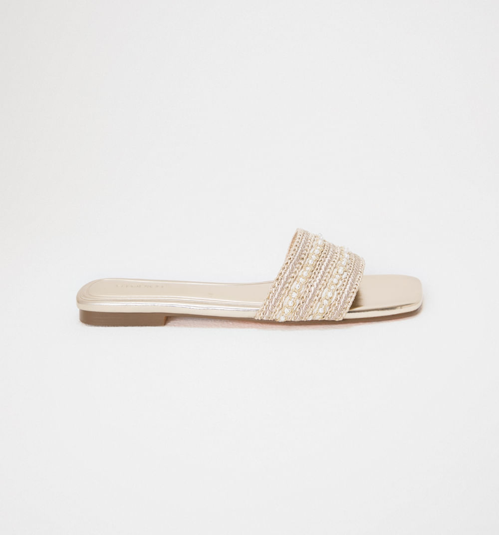 Sandalia plana con capellada en perlas