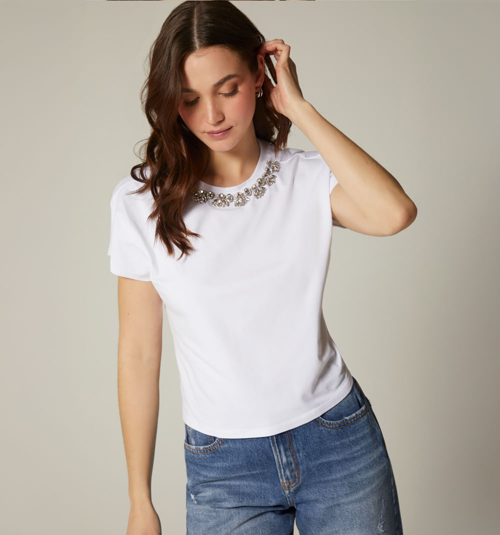 Camiseta con pedreria en frente