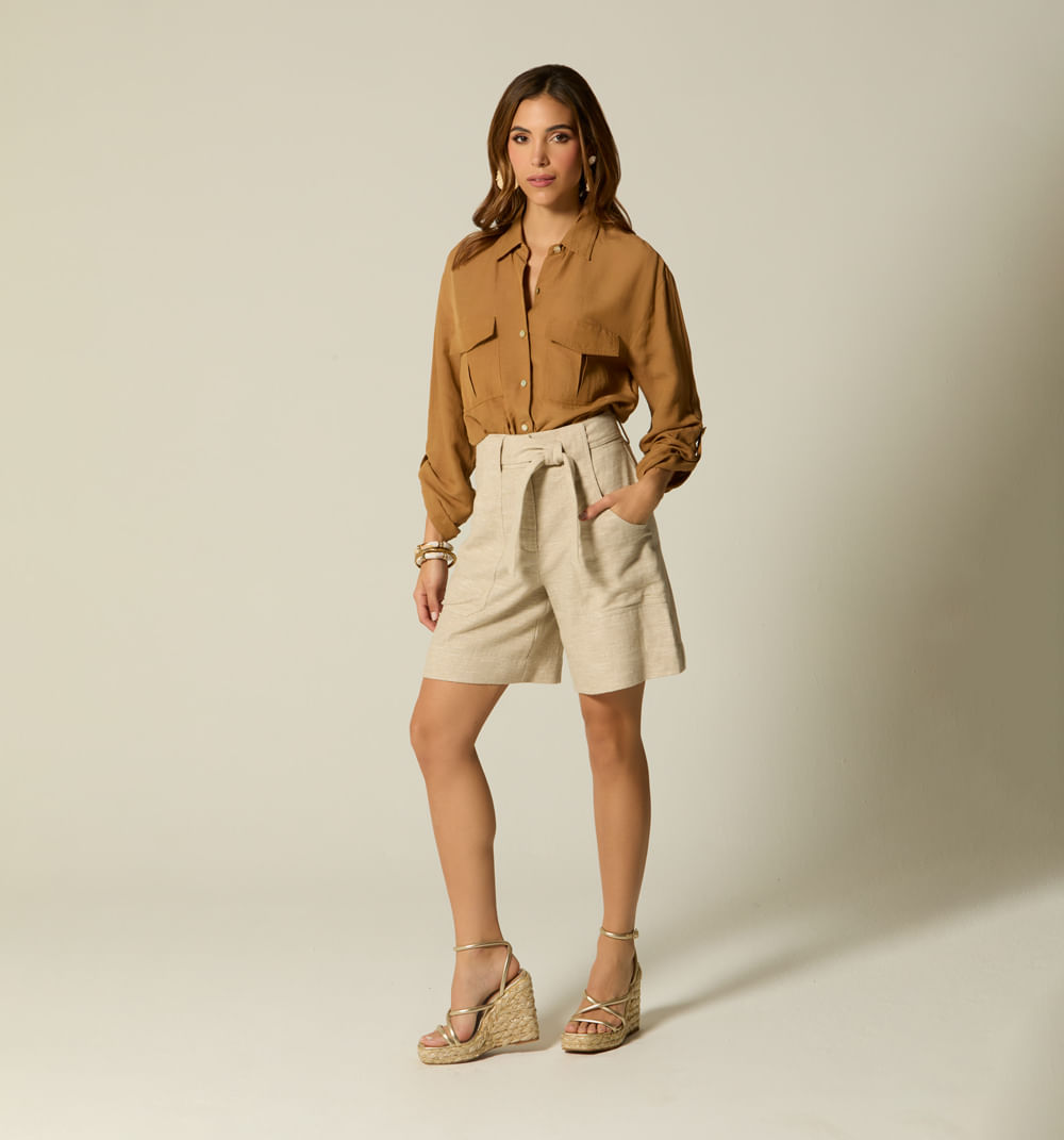 Bermuda tiro alto,bolsillos y cinturon