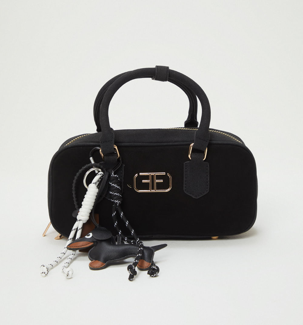 Bolso de mano con llavero decorativo