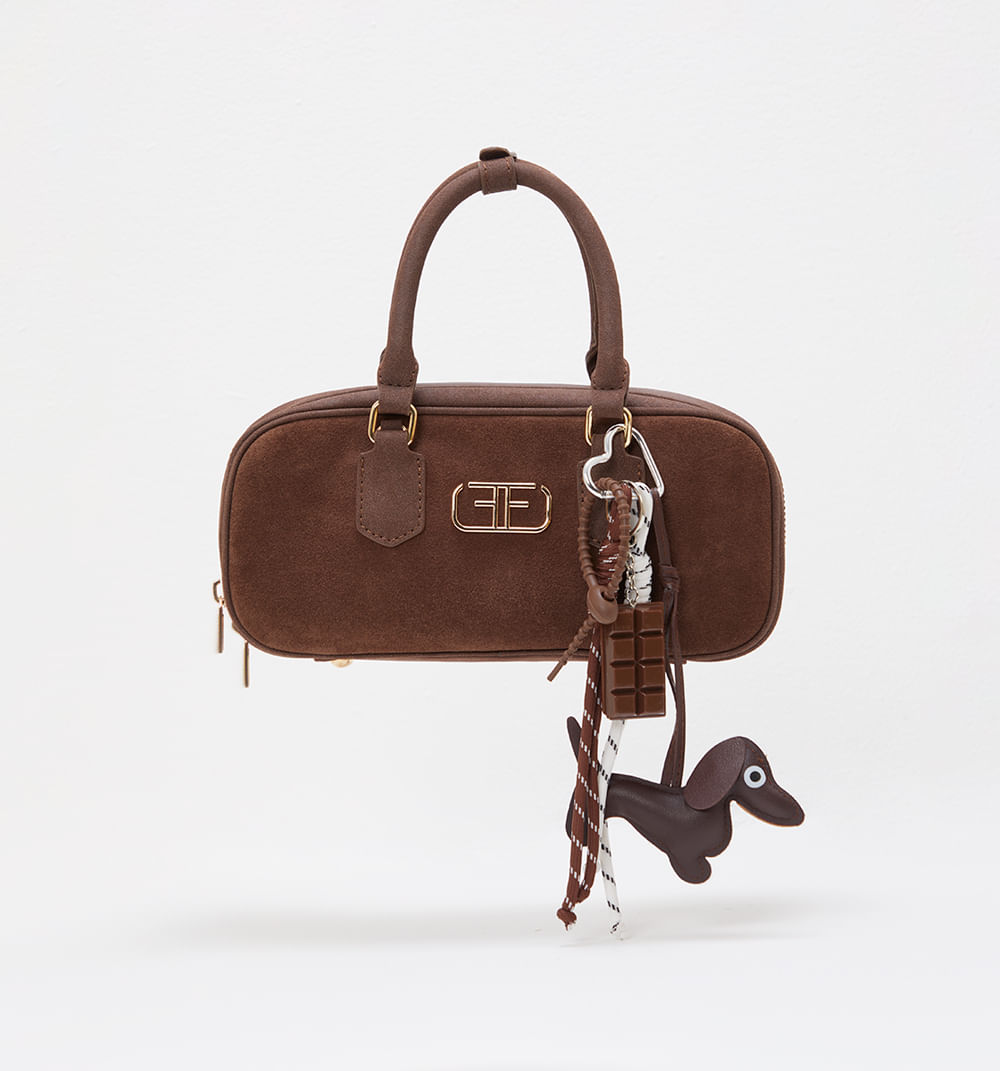 Bolso de mano con llavero decorativo