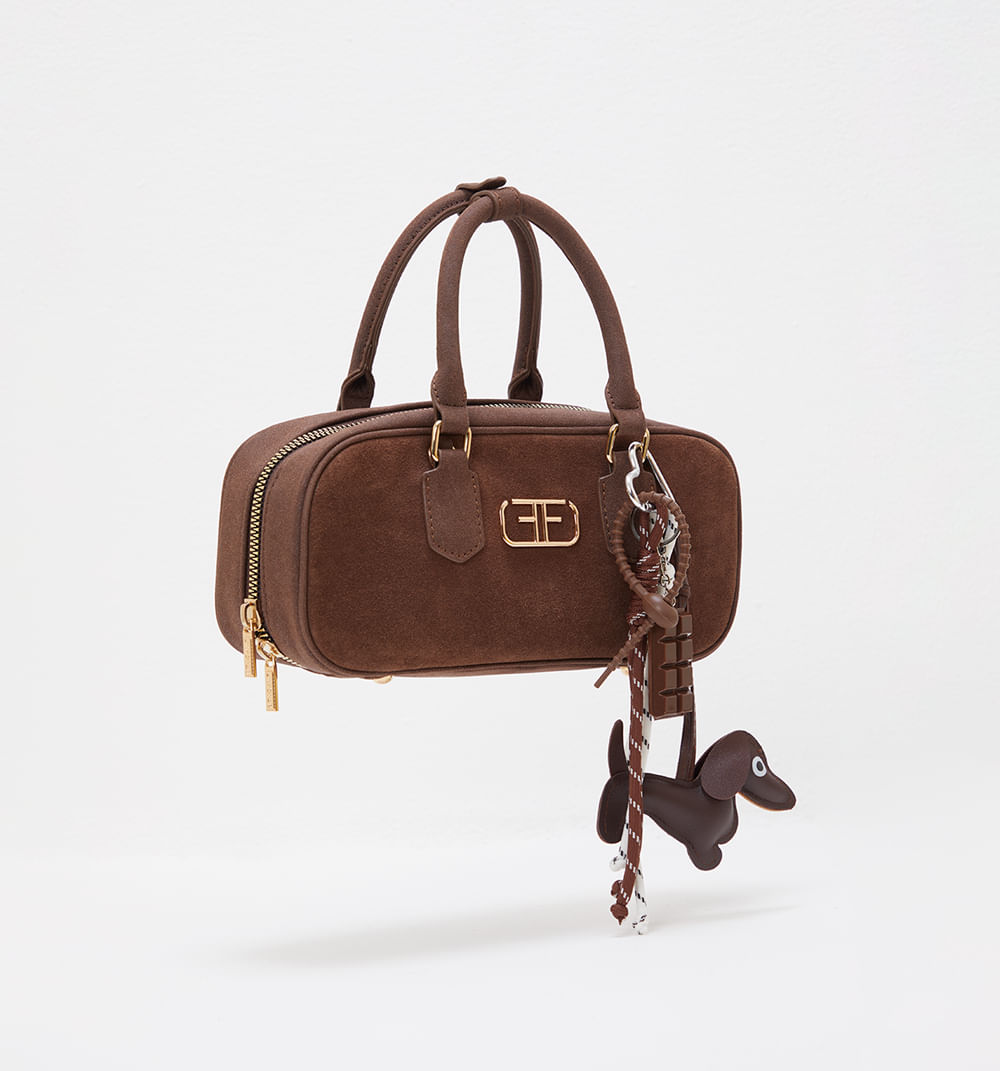 Bolso de mano con llavero decorativo