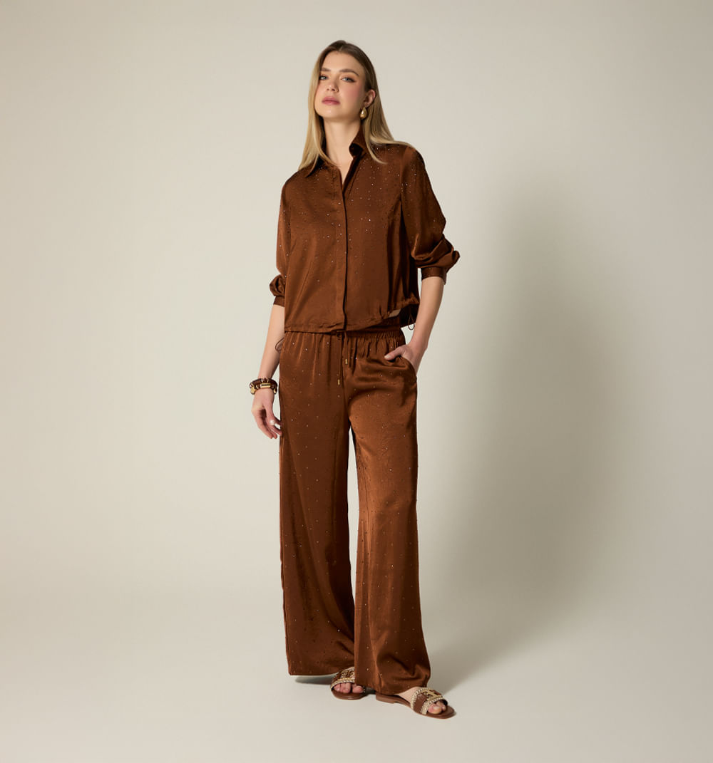 Pantalon tipopalazo con hot fix