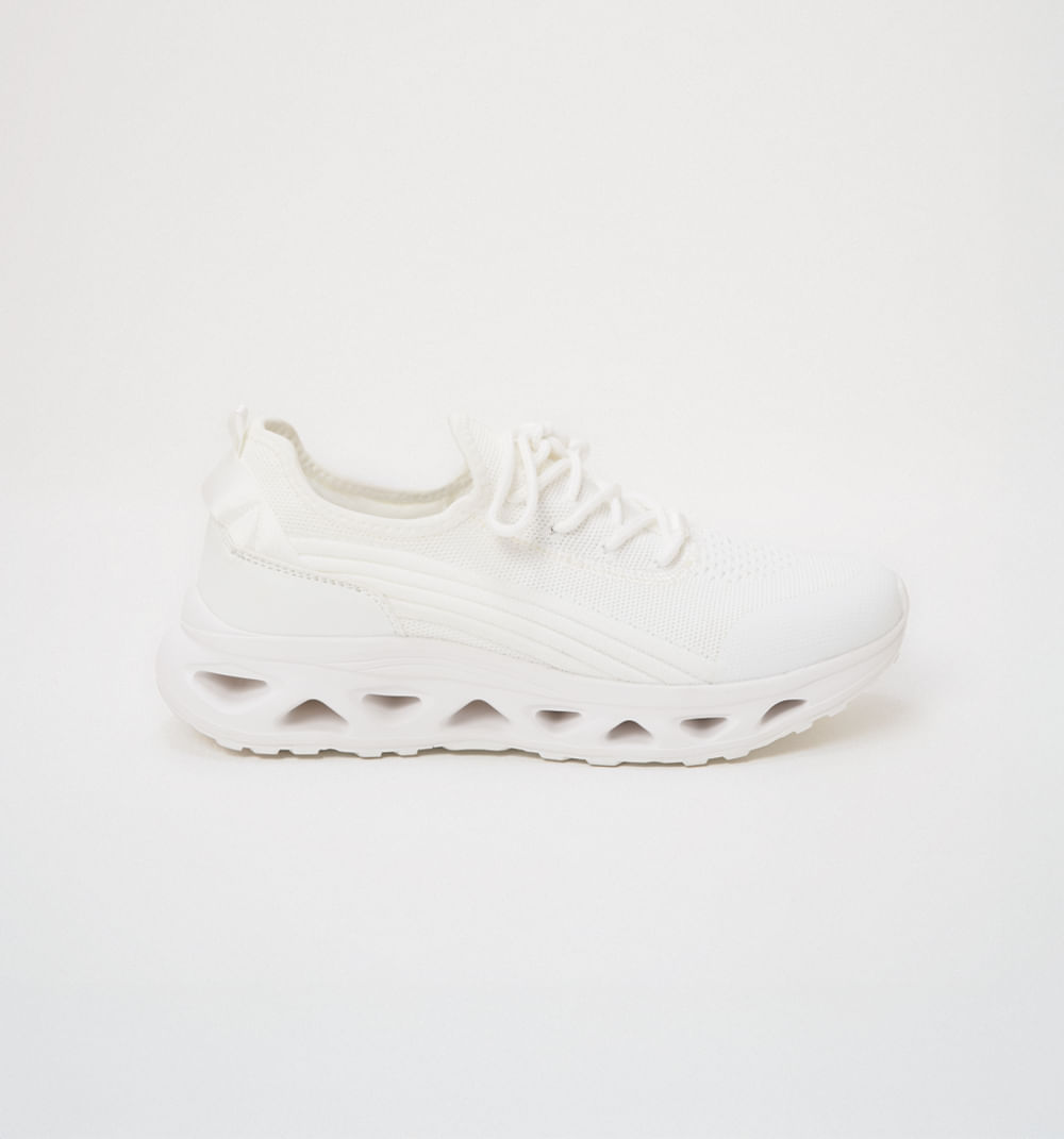 Tenis deportivo con capellada brillante