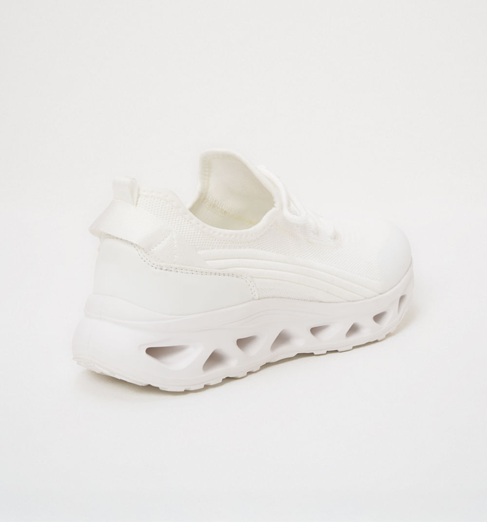 Tenis deportivo con capellada brillante